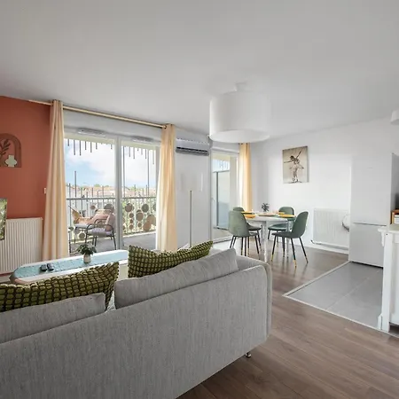 Daire T3 Avec Terrasse Et Parking, A Proximite De L'aeroport Et D'airbus