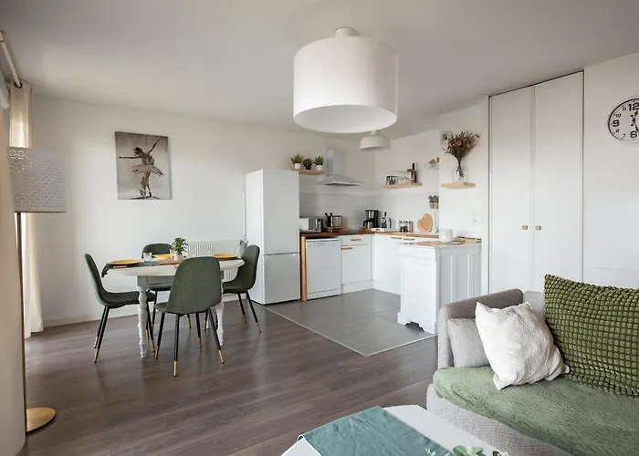 Apartment T3 Avec Terrasse Et Parking, A Proximite De L'aeroport Et D'airbus